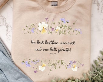 Du bist geliebt Shirt – Christlicher Sweater mit Bibelvers Jesaja 43,4 und Wildblumen | Glaube & Ermutigung | Geschenk für Frauen | Religion