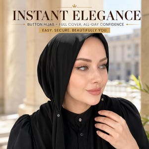 Puede incluir: Un hijab negro liso con botones, textura de tela suave y botones metálicos visibles en el lateral. El texto INSTANT ELEGANCE, BUTTON HIJAB - FULL COVER, ALL-DAY CONFIDENCE y EASY. SECURE. BEAUTIFULLY YOU. aparece en la parte superior.
