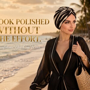 Könnte beinhalten: Eine Frau trägt einen schwarz-weiß gestreiften Turban, einen schwarzen Bademantel mit weißem Besatz und eine Stroh-Tragetasche. Der Text auf dem Bild lautet: "LOOK POLISHED WITHOUT THE EFFORT. Confidence You Can Wear."