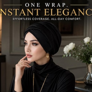 Könnte beinhalten: Ein einfarbiges schwarzes Kopftuch mit überkreuztem Design. Der Text im Bild lautet: ONE WRAP. INSTANT ELEGANCE. EFFORTLESS COVERAGE. ALL-DAY COMFORT. Das Kopftuch wird über dem Haar getragen und bedeckt den Kopf vollständig mit einem dunklen Stoff.