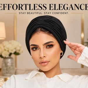 Könnte beinhalten: Ein schwarzer, gerippter Turban mit gerafftem, mehrschichtigem Design. Das Bild enthält den Text "EFFORTLESS ELEGANCE" und "STAY BEAUTIFUL. STAY CONFIDENT." in einer Serifenschrift am oberen Bildrand.