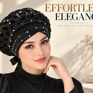 Könnte beinhalten: Eine schwarze Turban-Kopfbedeckung mit einer strukturierten, geschichteten Krone und einem glatten Stirnband, das mit kleinen, klaren Kristallen in diagonalen Linien verziert ist. Das Accessoire hat ein Bindeband am Hinterkopf und zeigt den Text EFFORTLESS ELEGANCE.