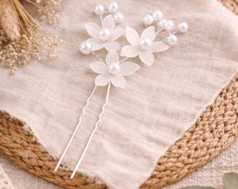 Pearl bridal hair pins/Wedding Flower Hair Pins/Wedding flower hair pins pearl piece babys breath /floral headpiece/bridal headpiece