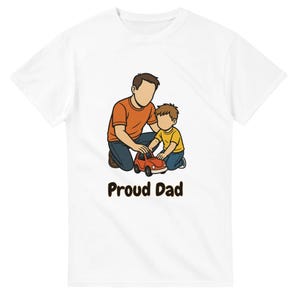 Könnte beinhalten: Weißes T-Shirt mit einer Cartoon-Illustration eines Vaters und Kindes, die mit einem roten Spielzeugauto spielen. Der Text "Proud Dad" ist darunter in Braun gedruckt.