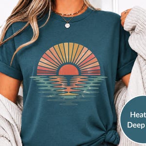 Retro Sunset Graphic Tee Vintage Ocean Reflection Shirt Cute Summer Beach Vibes Comfort Apparel Trendy Vacation Gift for Her