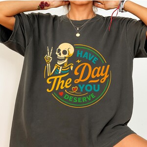 Livin&#39; the Dream Comfort Colors® T-Shirt, Vintage Distressed Skull Shirt, Oversized Retro Grunge Tee, Trendy Grunge Indie Boho Graphic Tee