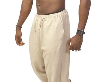 Può includere: Pantaloni beige con vestibilità rilassata, vita con coulisse e tasche laterali. I pantaloni sono realizzati in un tessuto di colore chiaro con una trama visibile, caratterizzati da un taglio dritto che arriva fino alle caviglie.