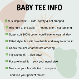Puede incluir: Gr&aacute;fico con el texto "BABY TEE INFO" en negro. El texto describe las caracter&iacute;sticas de una camiseta de beb&eacute;, incluyendo el ajuste, el material y c&oacute;mo encontrar la talla correcta. El fondo tiene colores suaves y apagados.