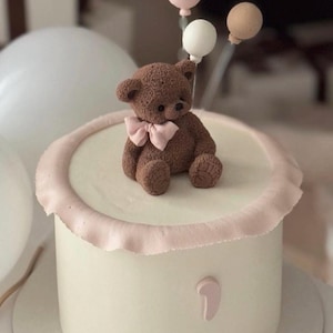 Decorazione per torta a forma di orsetto in pasta di zucchero, per compleanno e baby shower immagine 8