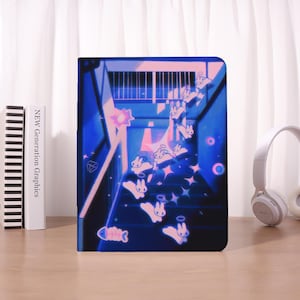 Può includere: Custodia per tablet illustrata blu e rosa con una scala e coniglietti dei cartoni animati. La custodia ha un bordo blu scuro e un design interno rosa chiaro e blu. Il testo "NEW Generation Graphics" è visibile su un libro a sinistra.