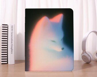 Könnte beinhalten: Eine rechteckige Tablethülle mit einer weich gezeichneten, leuchtenden Illustration eines Fuchses vor dunklem Hintergrund. Der Fuchs ist in ätherischen Farbverläufen aus Orange, Rosa und Blau dargestellt, mit schwarzer Nase und geschlossenen Augen.