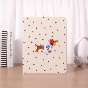 Pode incluir: Um conjunto de três canecas de cerâmica com acabamento salpicado e fosco. As canecas são em tons de creme, cinza claro e cinza escuro. Cada caneca tem um design simples e minimalista, ideal para café ou chá.