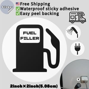 以下が含まれることがあります： 黒い燃料フィラーのグラフィックと「FUEL FILLER」の文字が入った丸いステッカー。ステッカーのサイズは5.08cm x 5.08cmです。シャワーヘッド、コンセント、キャンピングカーなどのアイコンも含まれています。
