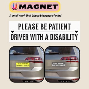 以下が含まれることがあります： 「PLEASE BE PATIENT DRIVER WITH A DISABILITY」の文字が黒で書かれた黄色の背景の車用マグネット。画像には、車の後部にマグネットが付いている様子も写っています。画像の上部には「MAGNET」という文字があります。