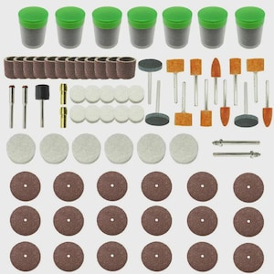 Könnte beinhalten: Ein umfassendes Rotationswerkzeug-Set mit einer Vielzahl von Zubehörteilen. Das Set enthält grüne Behälter, braune Schleiftrommeln, Schleifsteine, Polierscheiben und Trennscheiben. Die Werkzeuge sind ordentlich vor einem hellen Hintergrund angeordnet.
