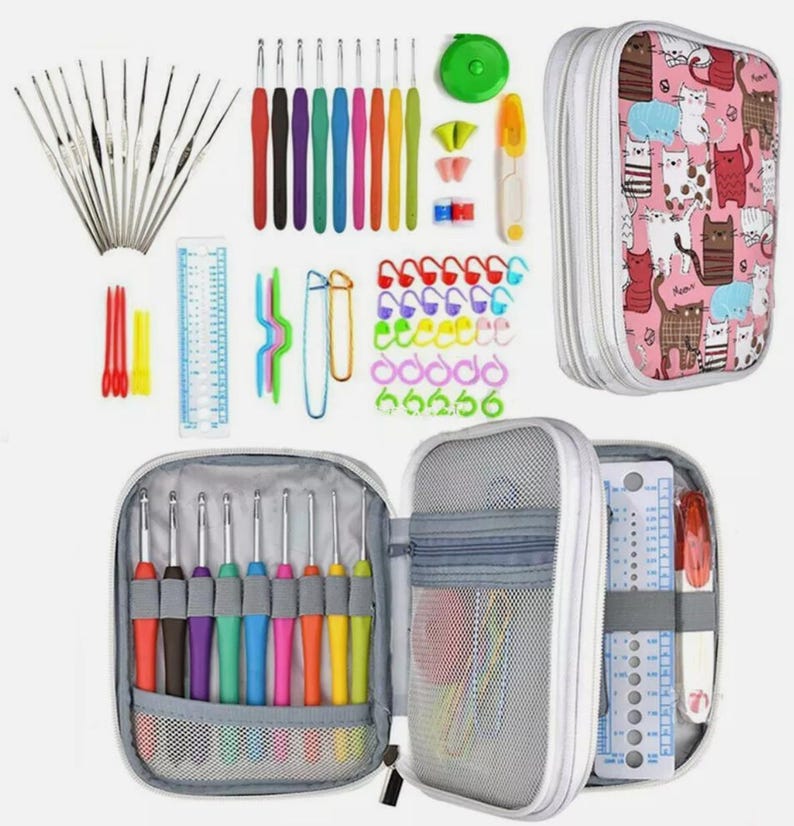K&ouml;nnte beinhalten: Ein H&auml;kelset mit verschiedenen Werkzeugen, darunter H&auml;kelnadeln mit farbigen Griffen, Maschenmarkierer, ein Ma&szlig;band und eine Tasche mit Katzenmuster. Das Set enth&auml;lt eine Vielzahl von H&auml;kelnadeln und Zubeh&ouml;r.