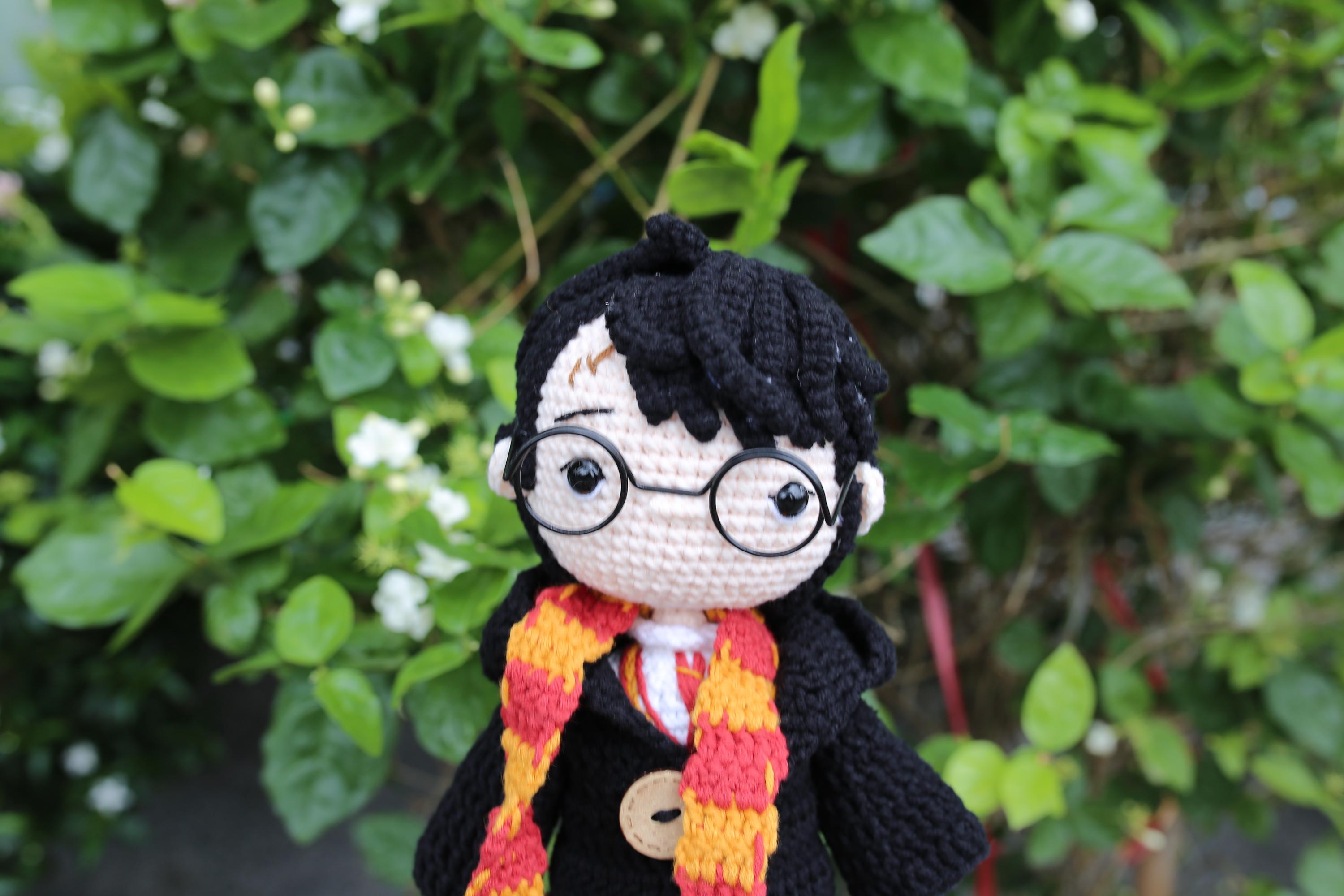 Handgemachte junge Magier Häkelpuppe - Magie inspiriertes Amigurumi Geschenk (Größe 23 cm)