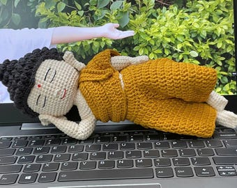 Handmade Reclining Buddha Doll 27 cm – Amigurumi Meditation Decor – Cotton Yarn Spiritual Gift