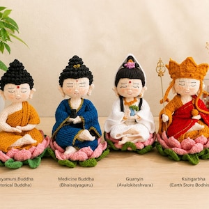 Könnte beinhalten: Vier gehäkelte Figuren, die auf rosa Lotusblüten sitzen: Shakyamuni Buddha in Orange, Medicine Buddha in Blau, Guanyin in Weiß und Ksitigarbha in Rot und Gold. Jede Figur hat ein cremefarbenes Gesicht, geschlossene Augen und schwarzes Haar.