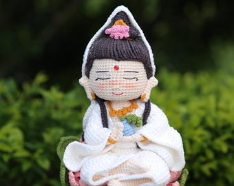 Handgemaakte QuanYin Boeddha-pop | Gehaakte Goddess of Mercy | Amigurumi Quan Yin op lotus | Spiritueel altaardecor