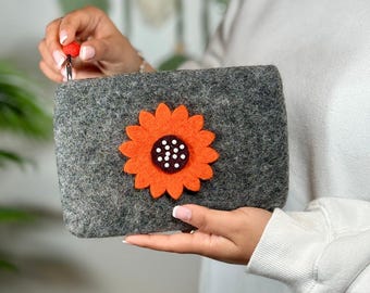 Monedero de fieltro con flor naranja - Fabricado en Nepal.