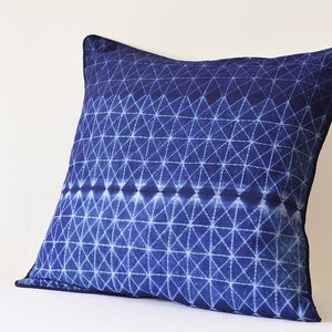 Grafischer Indigo japanischer Shibori-Kissenbezug, Indigo Blauer Shibori-Kissenbezug, Indigo-Shibori-Kissen, Navy Tie and Dye Kissen