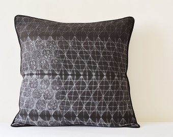 Graphic Charcoal Japanese Shibori Pillow Cover , Charcoal Black Shibori Cushion Cover , Charcoal Shibori Pillow , Black Tie and Dye Pillow