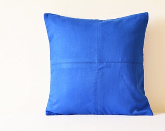 Inktblauwe kussensloop van imitatiesuède, stiksel, modern decor