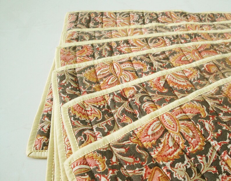 Set van 6 Hand blok gedrukt tabel matten gemaakt met plantaardige verfstoffen, gewatteerd met schuimfolie afbeelding 2