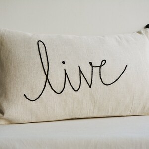 Live coussin lin, broderie sur la housse de coussin en lin doublée de coton écru, Message oreiller, décor de Noël, Decor oreiller, oreiller de vacances à la main