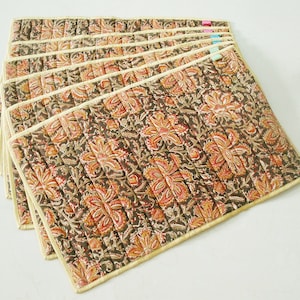 Set van 6 Hand blok gedrukt tabel matten gemaakt met plantaardige verfstoffen, gewatteerd met schuimfolie afbeelding 1