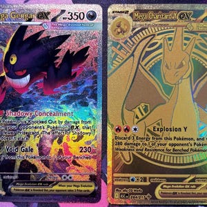 Könnte beinhalten: Zwei Pokémon-Sammelkarten. Die erste Karte zeigt Mega Gengar EX mit einem schwarzen und lila Design. Die zweite Karte zeigt Mega Charizard Y mit einem goldenen und orangefarbenen Design. Beide Karten haben Text und Zahlen.