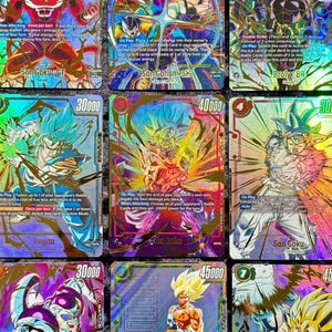 Może przedstawiać: Dziewięć kolekcjonerskich kart z postaciami z serii Dragon Ball. Karty prezentują żywe ilustracje Son Goku, Broly i innych postaci w dynamicznych pozach, z różnymi poziomami mocy i tekstem.