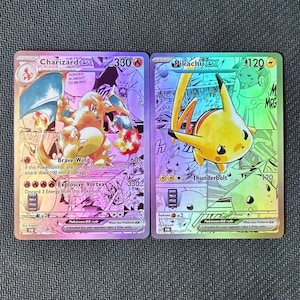 Pacote Proxy Charizard x Pikachu x Estilo Mangá | 2 Cartas | Holográficas para Exibir e Jogar
