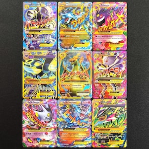 Puede incluir: Se muestran nueve cartas coleccionables de Pokémon. Las cartas presentan varios personajes Pokémon, incluidos Charizard, Gengar y Mewtwo. Cada carta tiene ilustraciones y texto únicos, con colores vibrantes y detalles holográficos. Las cartas están dispuestas en una cuadrícula.