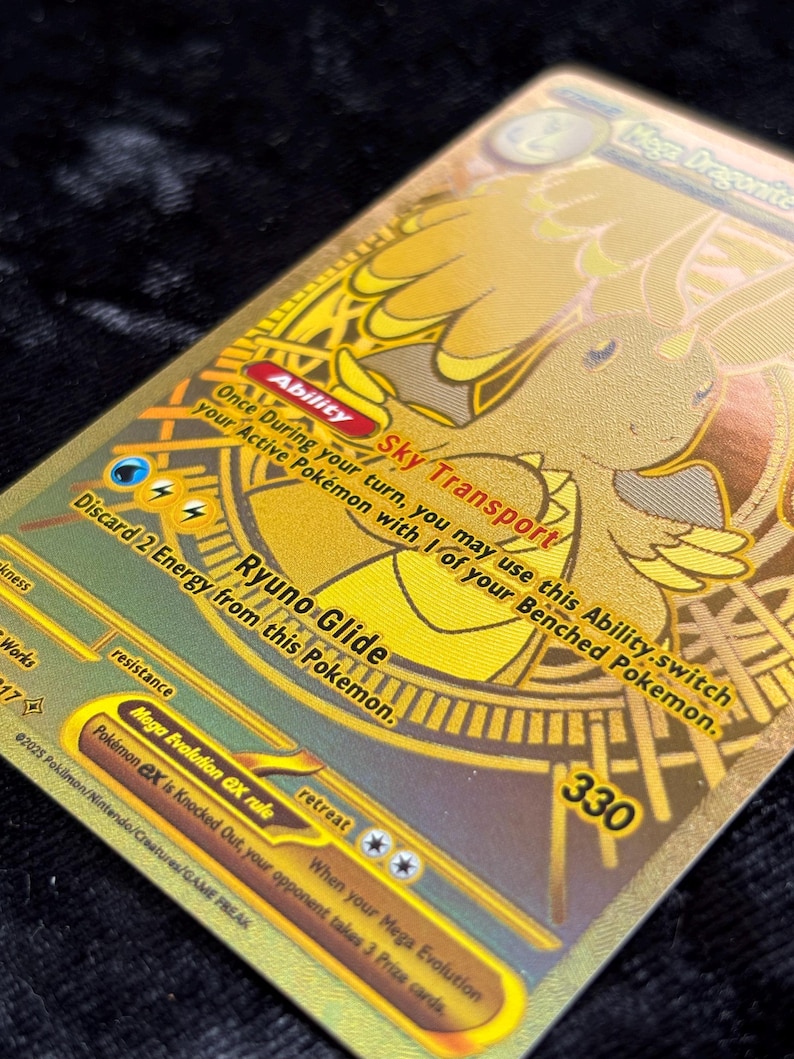 K&ouml;nnte beinhalten: Eine goldfarbene Mega-Dragonite-Pok&eacute;mon-Karte. Die Karte zeigt eine detaillierte Illustration eines drachenartigen Wesens mit dem Text "Sky Transport" und "Ryuno Glide". Die Karte enth&auml;lt auch die Nummer 330 und andere spielbezogene Texte.
