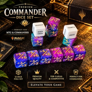 Könnte beinhalten: Ein Set aus zwölf Würfeln mit violetten und blauen Glitzer-Oberflächen und goldenen Zahlenmodifikatoren. Zwei weiße Würfel sind mit Schlüsselwörtern wie Hexproof, Deathtouch, Trample, Menace und Haste bedruckt. Das Set enthält Textbeschriftungen.