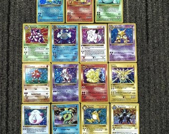 Zestaw podstawowy Pokémon TCG 1999 | Charizard 1.ª edition | Zestaw kart proxy Holo Max Quality – 15 rzadkich kart, zestaw angielski dla fanów