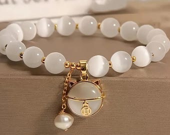 Pulsera de cuentas de ópalo con dije de gato: un dulce regalo para los amantes de los gatos.