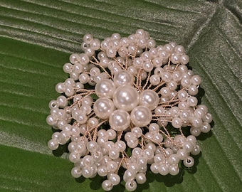 Broche de copo de nieve con perlas de imitación tejido a mano – Joyería nupcial para bodas de invierno