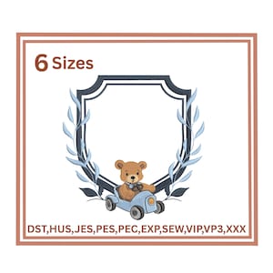 Może przedstawiać: Wyszywany wzór przedstawiający misia jadącego niebieskim samochodem, otoczony niebiesko-białym wieńcem. Tekst "6 Sizes" znajduje się na górze, a formaty plików na dole. Idealny do haftu.