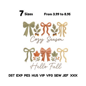 Op de afbeelding: Een borduurontwerp met twee rijen strikken, eikenbladeren, eikels en esdoornbladeren. De bovenste rij bevat de tekst "Cozy Season" en de onderste rij de tekst "Hello Fall". De afbeelding toont ook "7 Sizes" en verschillende bestandsformaten.
