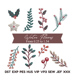 Op de afbeelding: Een verzameling geborduurde winterbloemmotieven, waaronder hulst, bessen en dennentakken. De ontwerpen zijn in groen, rood en beige. De tekst "Winter Flowers" staat op een bruine banner.