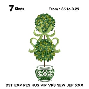 Könnte beinhalten: Ein gesticktes Design eines Topiaries in einem dekorativen Topf. Der Baum hat zwei abgerundete Abschnitte mit grünen Blättern, mit grünen Schleifen und Bandakzenten. Der Topf ist grün und weiß mit einem floralen Design. Der Text lautet "7 Größen" und "Von 4,72 cm bis 8,36 cm".