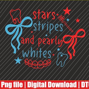 Pode incluir: Fundo preto com texto e gráficos vermelhos e azuis. O texto diz "stars, stripes, and pearly whites". Os gráficos incluem um dente, uma escova de dentes, aparelhos, estrelas e laços. A parte inferior da imagem tem o texto "Png file | Digital Download | DTG."