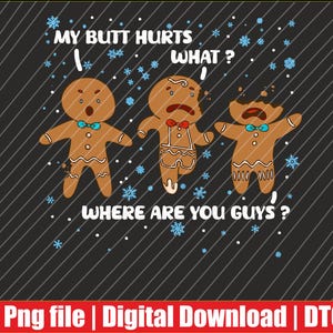 Peut inclure: Graphique de Noël humoristique avec trois bonhommes en pain d'épices aux expressions angoissées. Le texte dit : « MY BUTT HURTS WHAT ? WHERE ARE YOU GUYS ? » Des flocons de neige et une bannière rouge complètent le design.