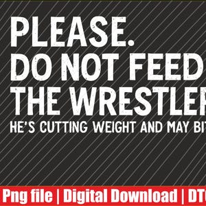 以下が含まれることがあります： 「PLEASE. DO NOT FEED THE WRESTLER. HE'S CUTTING WEIGHT AND MAY BITE」と書かれた白文字の黒とグレーのデジタルグラフィック。下部の赤いバナーには「Png file | Digital Download | DTG」と書かれています。