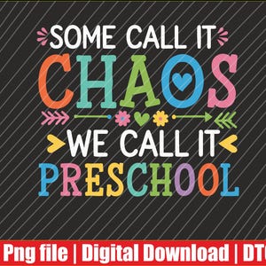 Op de afbeelding: Kleurrijke afbeelding op een zwarte achtergrond met de tekst "SOME CALL IT CHAOS, WE CALL IT PRESCHOOL". De tekst is in verschillende kleuren, waaronder oranje, blauwgroen, roze en geel. Het ontwerp bevat pijlen en bloemmotieven.