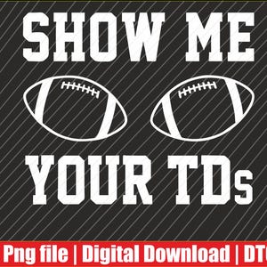Op de afbeelding: Zwart-witte afbeelding met de tekst "SHOW ME YOUR TDs" en twee witte voetballen. De achtergrond heeft diagonale lijnen. Een rode balk onderaan bevat tekst.