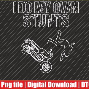 Puede incluir: Gráfico blanco sobre fondo negro con líneas diagonales. El texto "I DO MY OWN STUNTS" está encima de una motocicleta y una persona en el aire. La parte inferior tiene una pancarta roja con texto.